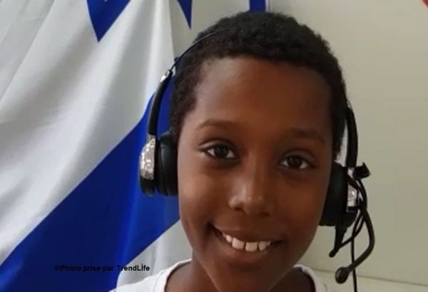 Le garçon éthiopien interprète une chanson sur Bakou du répertoire de Rachid Behboudov