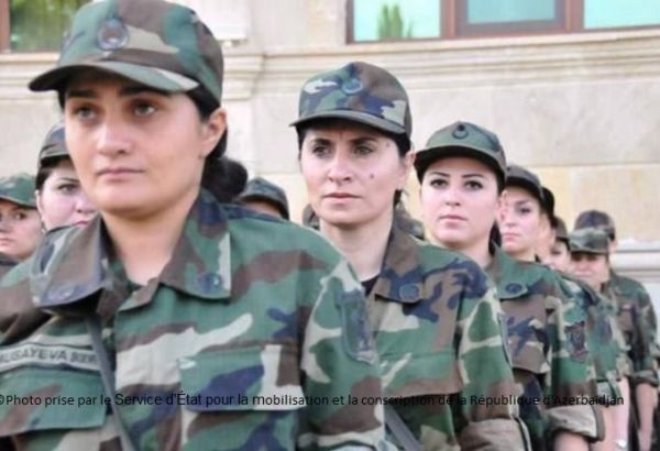 Parmi les volontaires souhaitant servir dans les forces armées azerbaïdjanaises, il y a également des femmes