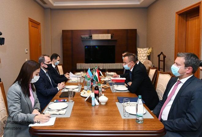 Les ministres des Affaires étrangères azerbaïdjanais et hongrois tiennent une réunion bilatérale (PHOTOS)