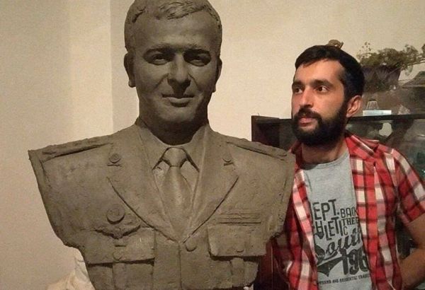 Un étudiant de l'Académie des Beaux-Arts d'État de l’Azerbaïdjan a fait le buste du général de division Polad Hashimov