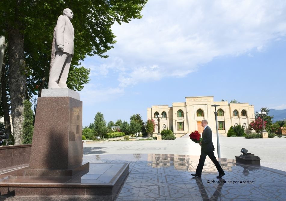 Le président de la République se recueille devant le monument du leader national Heydar Aliyev à Ismayilli