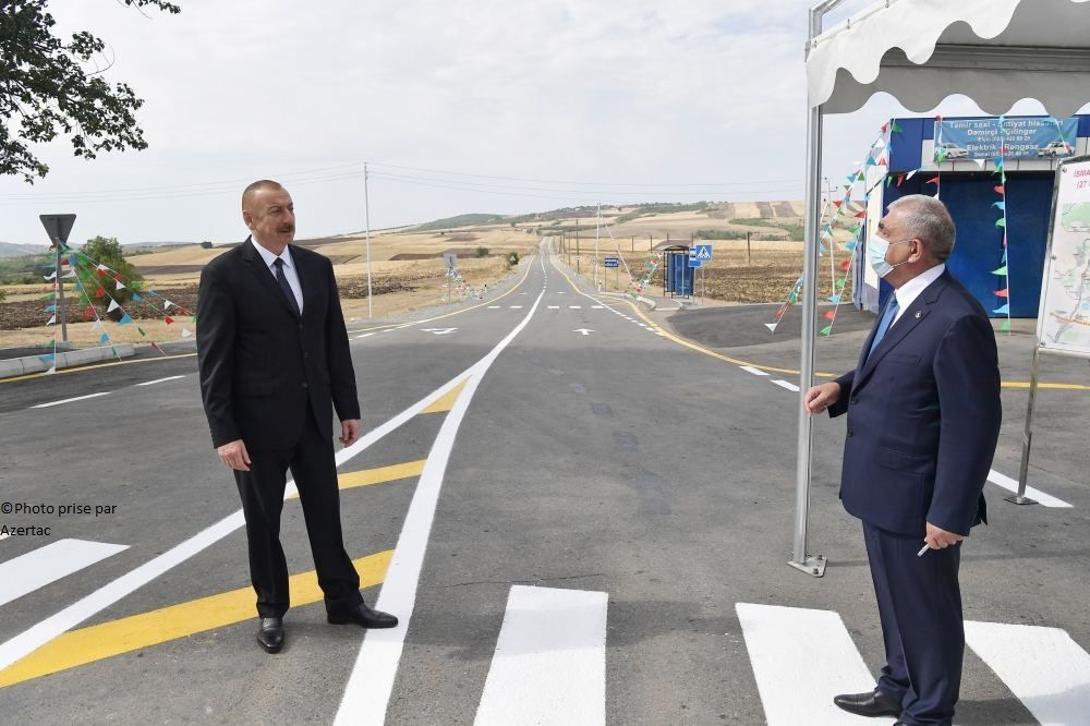 Le président Ilham Aliyev prend connaissance du projet de reconstruction d’un tronçon de la route Bakou-Chamakhy-Moughanly-Ismayilli-Guébélé