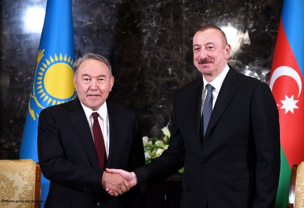 Le président Ilham Aliyev appelle le premier président kazakh Noursoultan Nazarbaïev