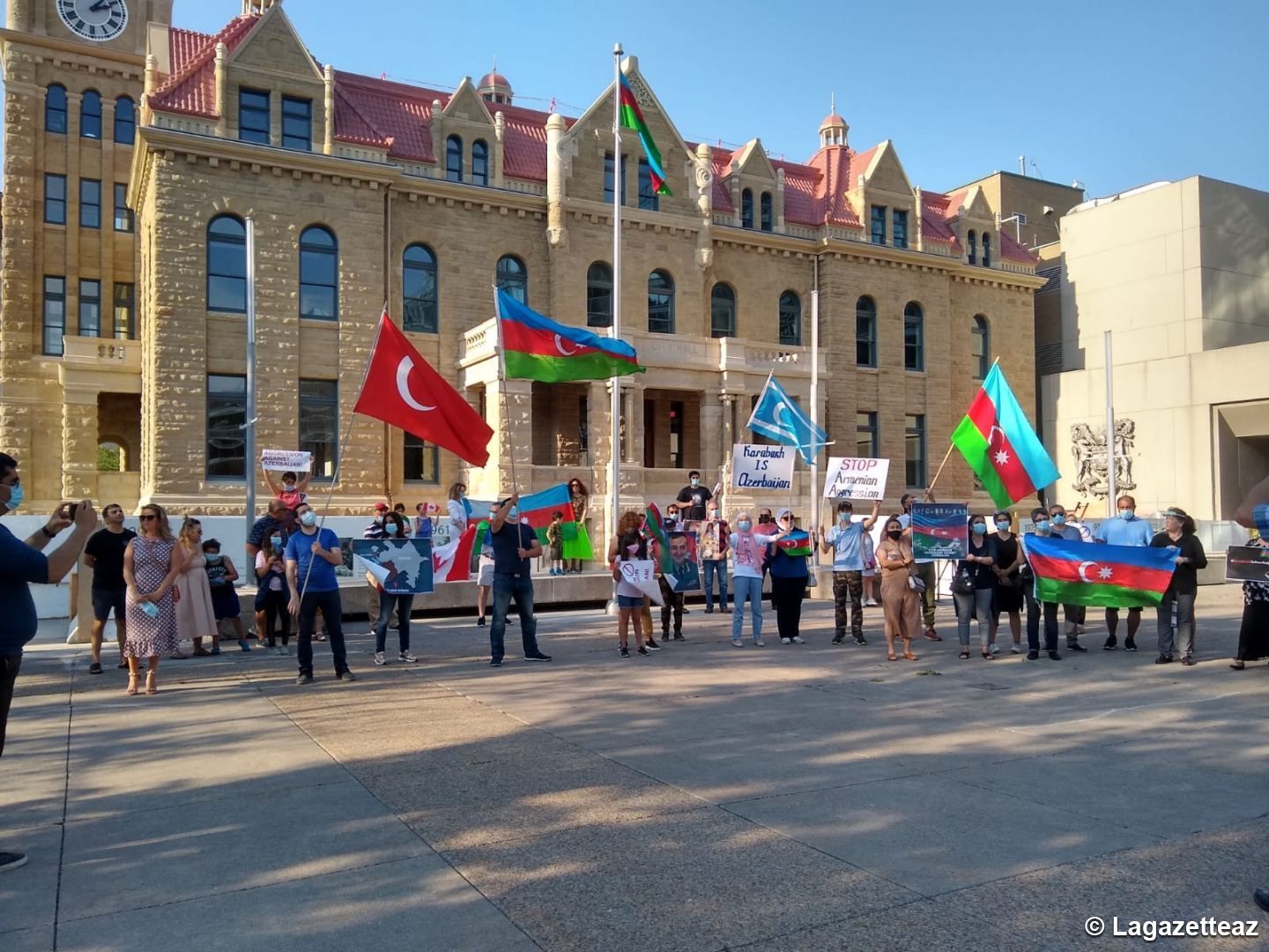 Le drapeau national de l'Azerbaïdjan hissé dans le centre de la ville canadienne de Calgary  (PHOTOS)