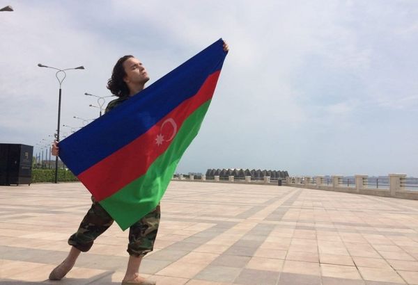 Une danse en uniforme militaire et avec le drapeau de l'Azerbaïdjan sur la composition du chanteur populaire azerbaïdjanais Muslim Magomayev (VIDÉO)