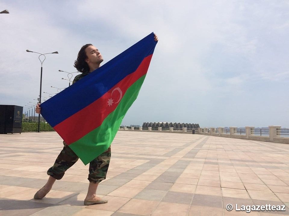 Une danse en uniforme militaire et avec le drapeau de l'Azerbaïdjan sur la composition du chanteur populaire azerbaïdjanais Muslim Magomayev (VIDÉO)