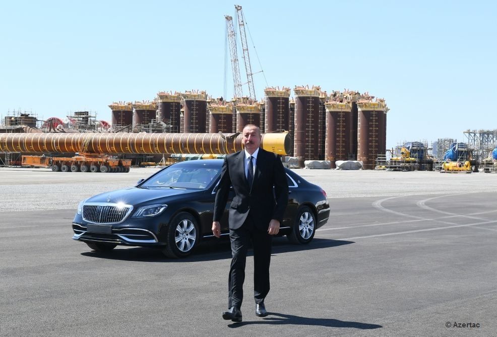 Le président Ilham Aliyev participe à la cérémonie d’envoi à la mer du bloc de support du champ « Karabagh »