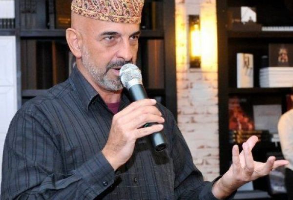 Fuad Akhundov, gardien des secrets de Bakou, donne une conférence intitulée « L'héritage des rois du pétrole » (PHOTO / VIDÉO)