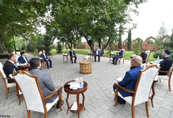 Un assistant du président azerbaïdjanais rencontre des personnalités religieuses à Gandja