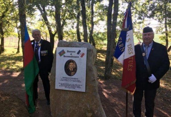 Anciens combattants Azerbaïdjanais et Français célébrant la mémoire des Azerbaïdjanais engagés dans la Résistance en France
