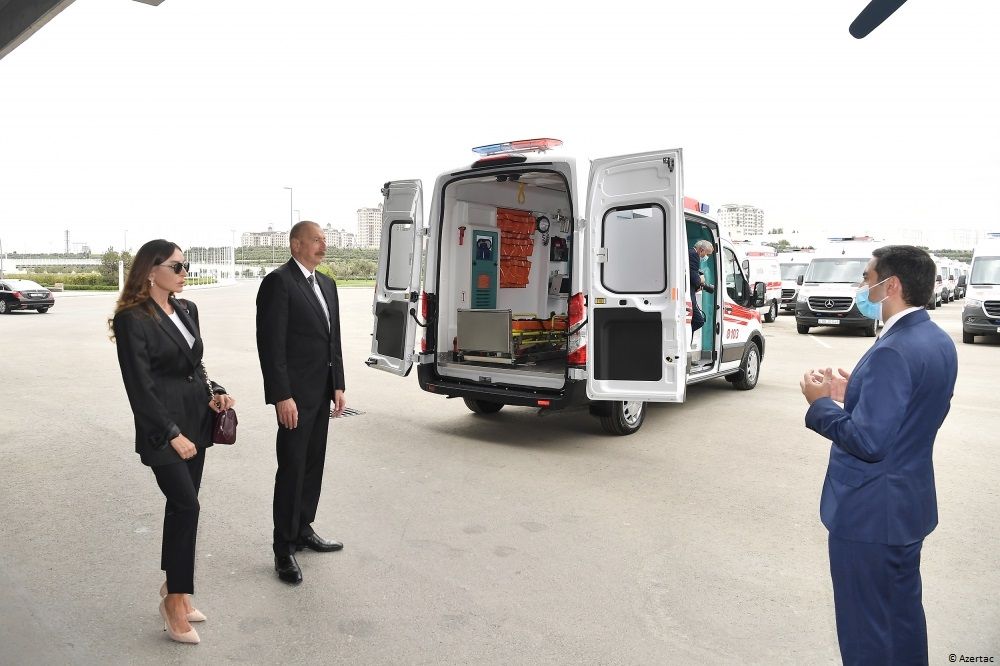 Le président Ilham Aliyev et la première dame Mehriban Aliyeva prennent connaissance de nouvelles ambulances importées dans le pays