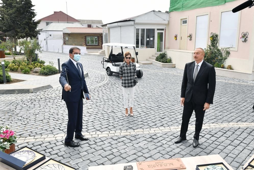 Le président Ilham Aliyev et la première dame Mehriban Aliyeva prennent connaissance des travaux d’aménagement effectués à Balakhany