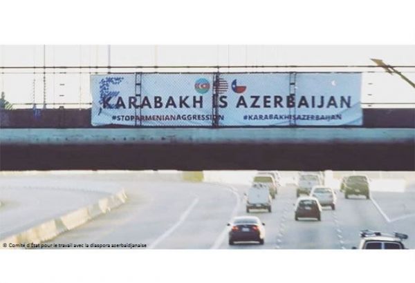 Une banderole avec le slogan « Le Karabagh, c’est l'Azerbaïdjan » au centre de Houston (Texas)