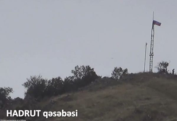 Le Ministère azerbaïdjanais de la Défense diffuse une vidéo de la bourgade de Hadrout, libérée de l’occupation arménienne (VIDEO)