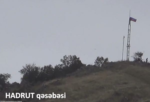 Le Ministère azerbaïdjanais de la Défense diffuse une vidéo de la bourgade de Hadrout, libérée de l’occupation arménienne (VIDEO)