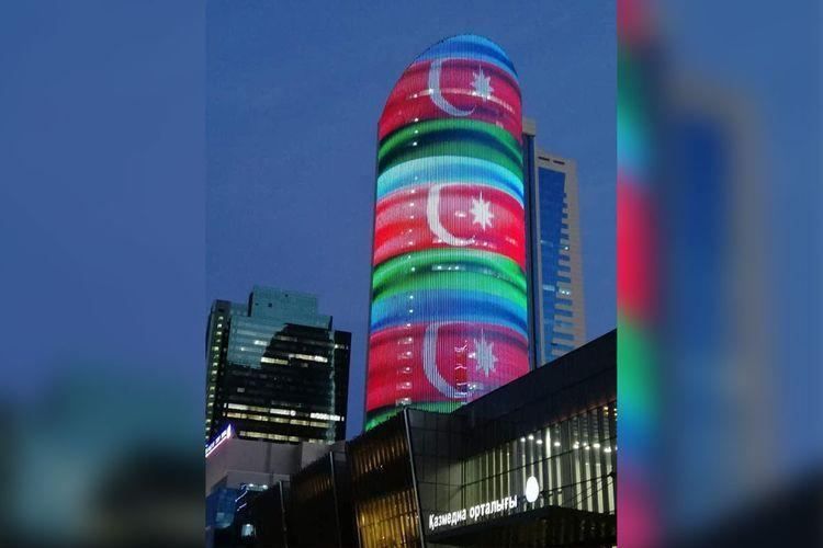 Kazakhstan : Le bâtiment de Kazmedia à Nur-Sultan peint aux couleurs du drapeau national de l'Azerbaïdjan