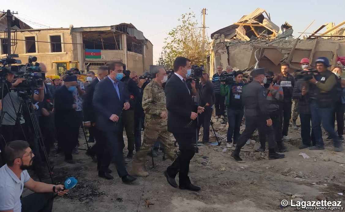 Le conseiller diplomatique du Président azerbaïdjanais et les représentants du corps diplomatique sont venus à Gandja sur le site des destructions causées par les attaques de missiles de l'Arménie (PHOTOS)