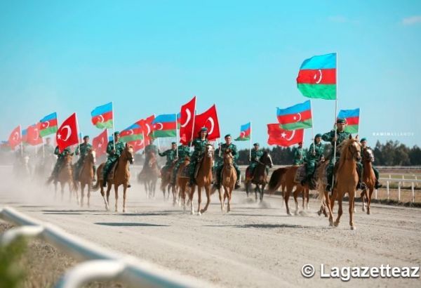 Parade sur les chevaux du Karabagh en l'honneur de la mission de libération de l'armée azerbaïdjanaise à Bakou (PHOTOS/VIDEO)