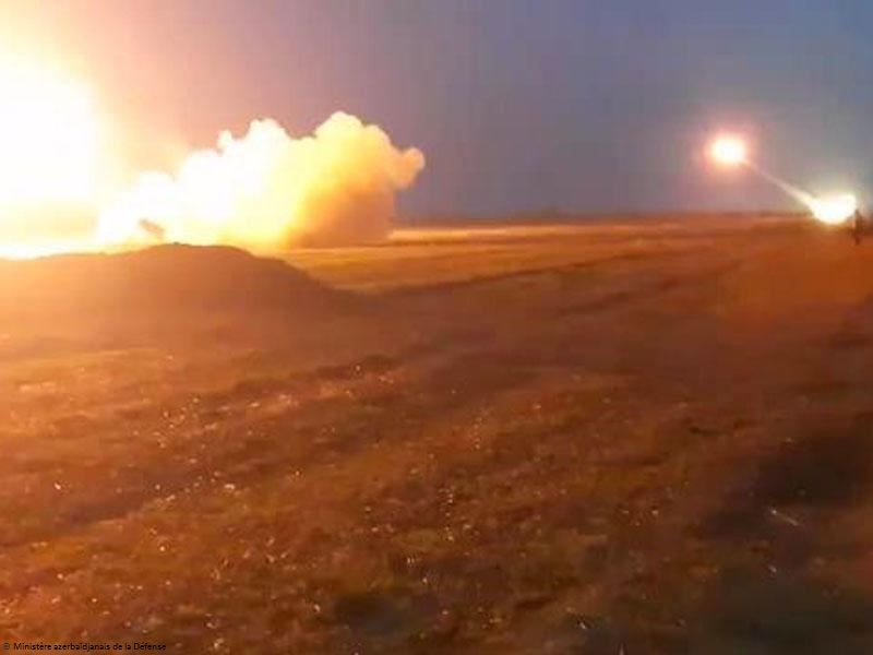 Le Ministère de la Défense diffuse une vidéo montrant des tirs d'artillerie de jour et de nuit des forces armées azerbaïdjanaises (VIDEO)