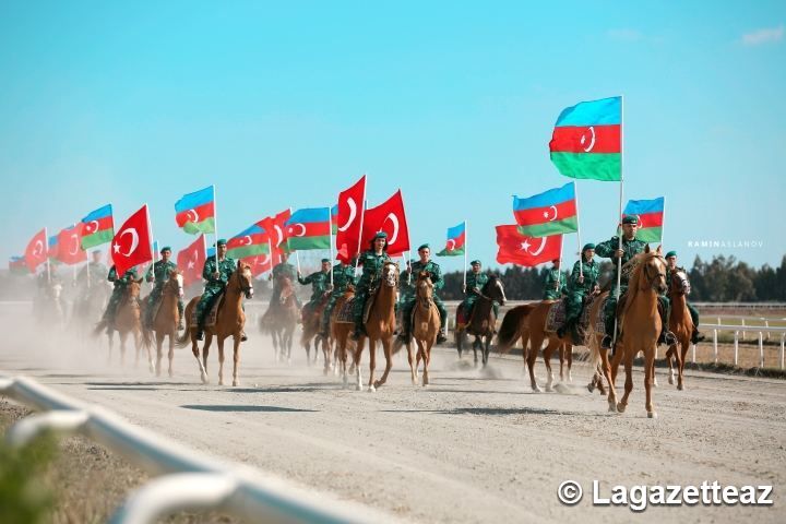 Parade sur les chevaux du Karabagh en l'honneur de la mission de libération de l'armée azerbaïdjanaise à Bakou (PHOTOS/VIDEO)