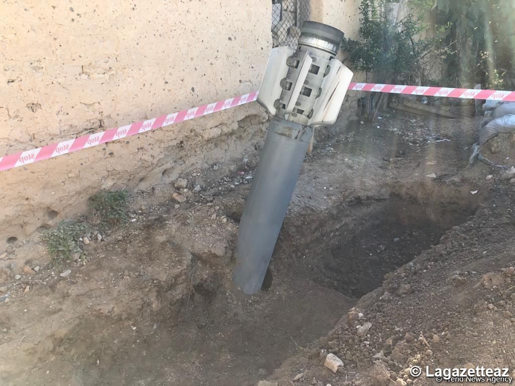 Bombardement arménien : Un missile tiré par les forces armées de l'Arménie sur la région de Goranboy est tombé dans la cour d'un immeuble d'habitation (PHOTO)