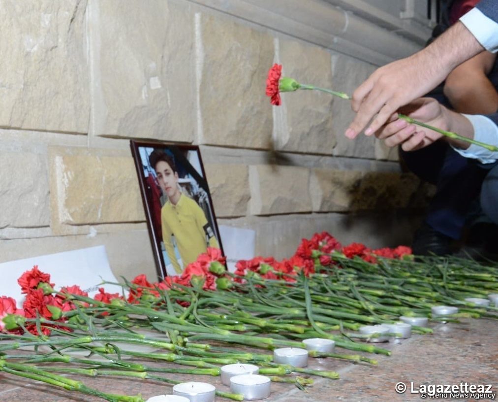 Des adolescents ont rendu hommage à la mémoire du citoyen russe mort à la suite du bombardement de la ville de Gandja par les forces armées arméniennes