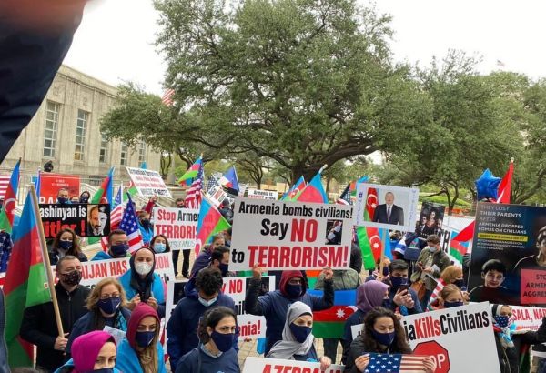 Les Azerbaïdjanais vivant aux États-Unis se sont rassemblés pour condamner les attaques arméniennes contre Berdé et Gandja