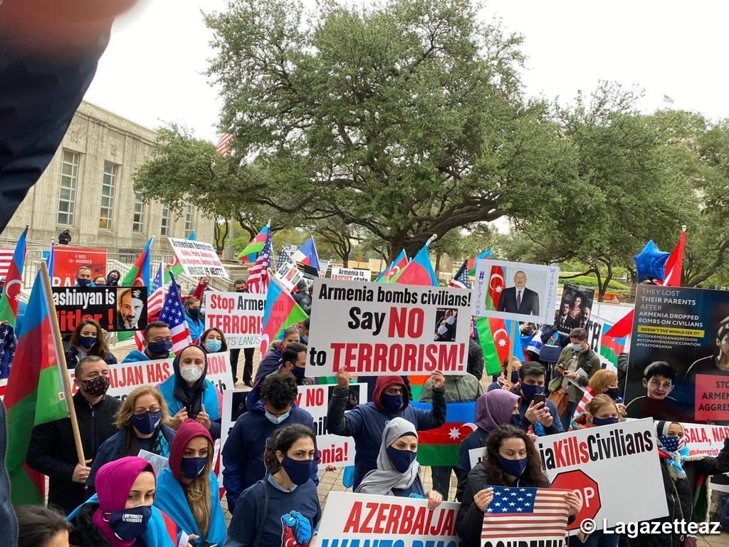 Les Azerbaïdjanais vivant aux États-Unis se sont rassemblés pour condamner les attaques arméniennes contre Berdé et Gandja