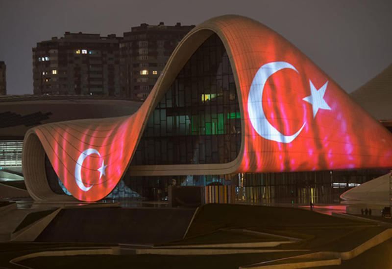 Le drapeau de la Turquie projeté sur le bâtiment du Centre Heydar Aliyev à l'occasion de la fête de la République turque (PHOTO)