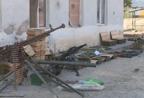 Des armes et des munitions prises aux Arméniens comme butin de guerre en direction de la région de Zenguilan (VIDEO)