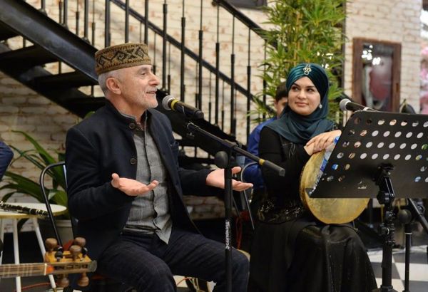 Le célèbre artiste azerbaïdjanais Alim Gassimov et sa fille Fargana ont interprété l'hymne de l'Azerbaïdjan en l'honneur de la libération de la ville de Choucha et de la Journée du Drapeau national (VIDEO)