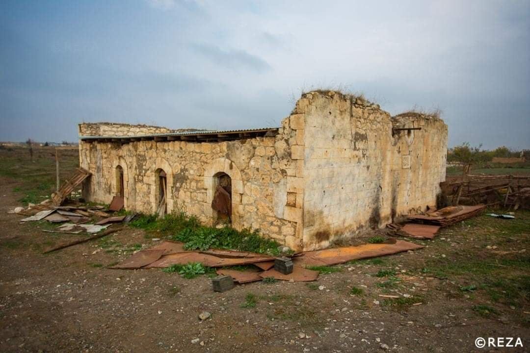 Les forces armées arméniennes ont transformé une ancienne mosquée de la région de Fuzouli en une étable (PHOTOS)