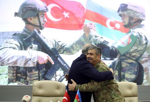 Le Ministère azerbaïdjanais de la Défense a tenu une réunion avec le ministre de la Défense et d'autres hauts responsables militaires de la Turquie (PHOTO/VIDÉO)