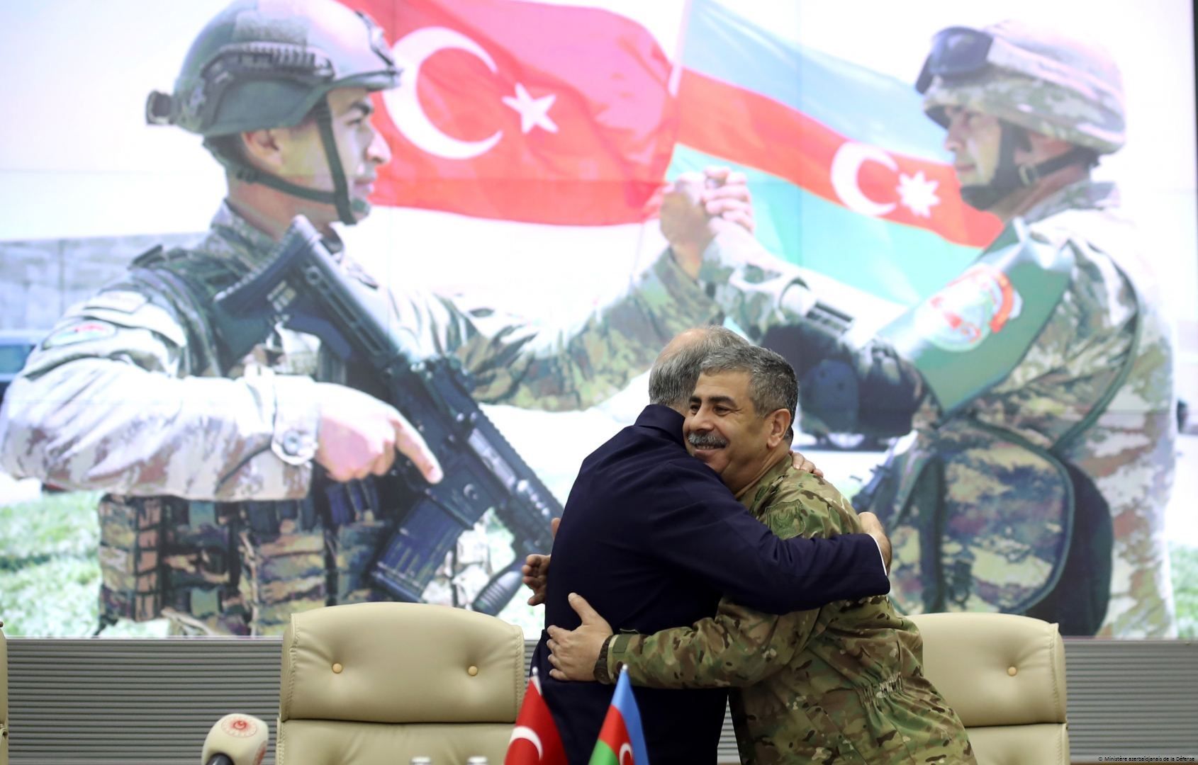 Le Ministère azerbaïdjanais de la Défense a tenu une réunion avec le ministre de la Défense et d'autres hauts responsables militaires de la Turquie (PHOTO/VIDÉO)