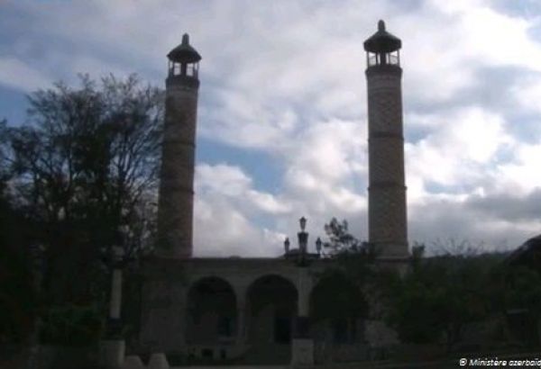 63 mosquées situées dans le Haut-Karabagh et les régions adjacentes de l'Azerbaïdjan ont été complètement détruites par les Arméniens
