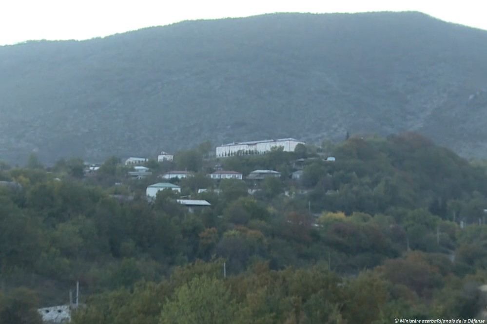 Prise de vue depuis les villages d'Azykh, Akakou et Aghboulag de la région de Khodjavend libérés de l'occupation (VIDEO)