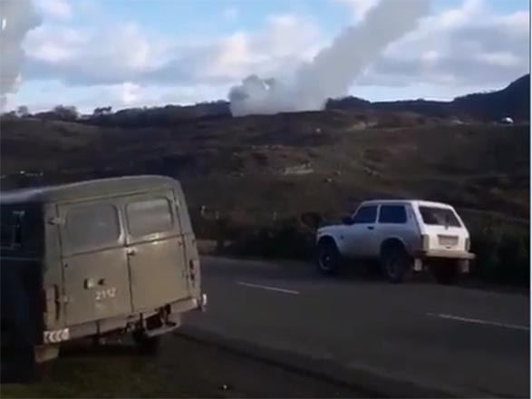 Les médias arméniens diffusent une vidéo montrant les attaques de missiles « Smerch » lancées sur les localités de l'Azerbaïdjan (VIDEO)