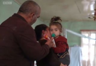 Aziz Sancar, lauréat du prix Nobel, a transféré de fonds pour Khadija, âgée de 3 ans, dont les deux parents avaient été tués à la suite d’une attaque à la roquette lancée par l’Arménie sur Gandja