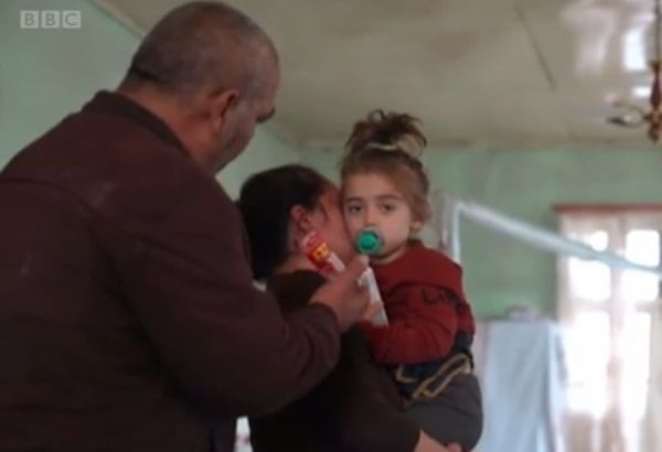 Aziz Sancar, lauréat du prix Nobel, a transféré de fonds pour Khadija, âgée de 3 ans, dont les deux parents avaient été tués à la suite d’une attaque à la roquette lancée par l’Arménie sur Gandja