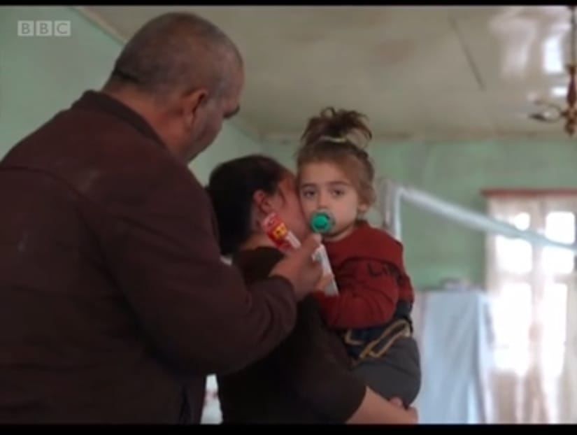 Aziz Sancar, lauréat du prix Nobel, a transféré de fonds pour Khadija, âgée de 3 ans, dont les deux parents avaient été tués à la suite d’une attaque à la roquette lancée par l’Arménie sur Gandja