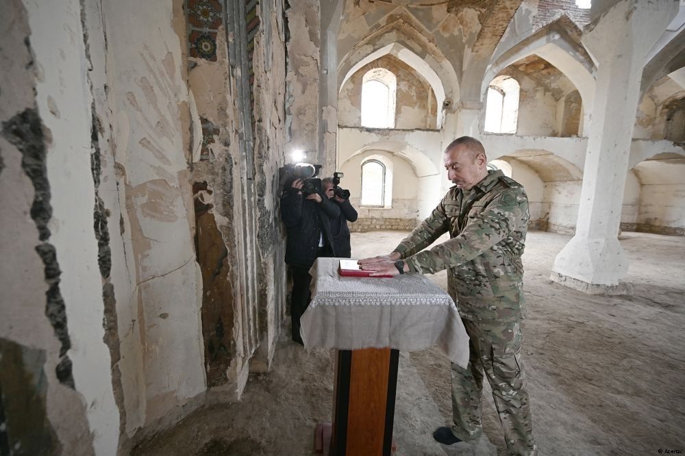 Le Président azerbaïdjanais a offert le Coran qu'il avais apporté de la Mecque à la mosquée d'Aghdam