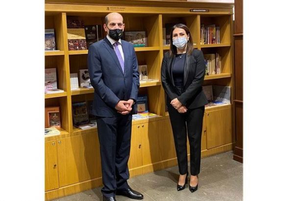 L'Ambassade de Jordanie en Azerbaïdjan a offert plus de 100 livres en arabe au Baku Book Center