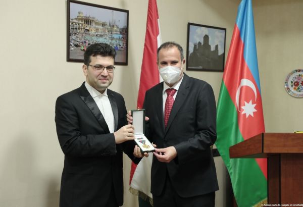 Eyyoub Gouliyev, chef d'orchestre et artiste honoré de l'Azerbaïdjan, a reçu la « Croix d'Or » de la Hongrie (PHOTO)