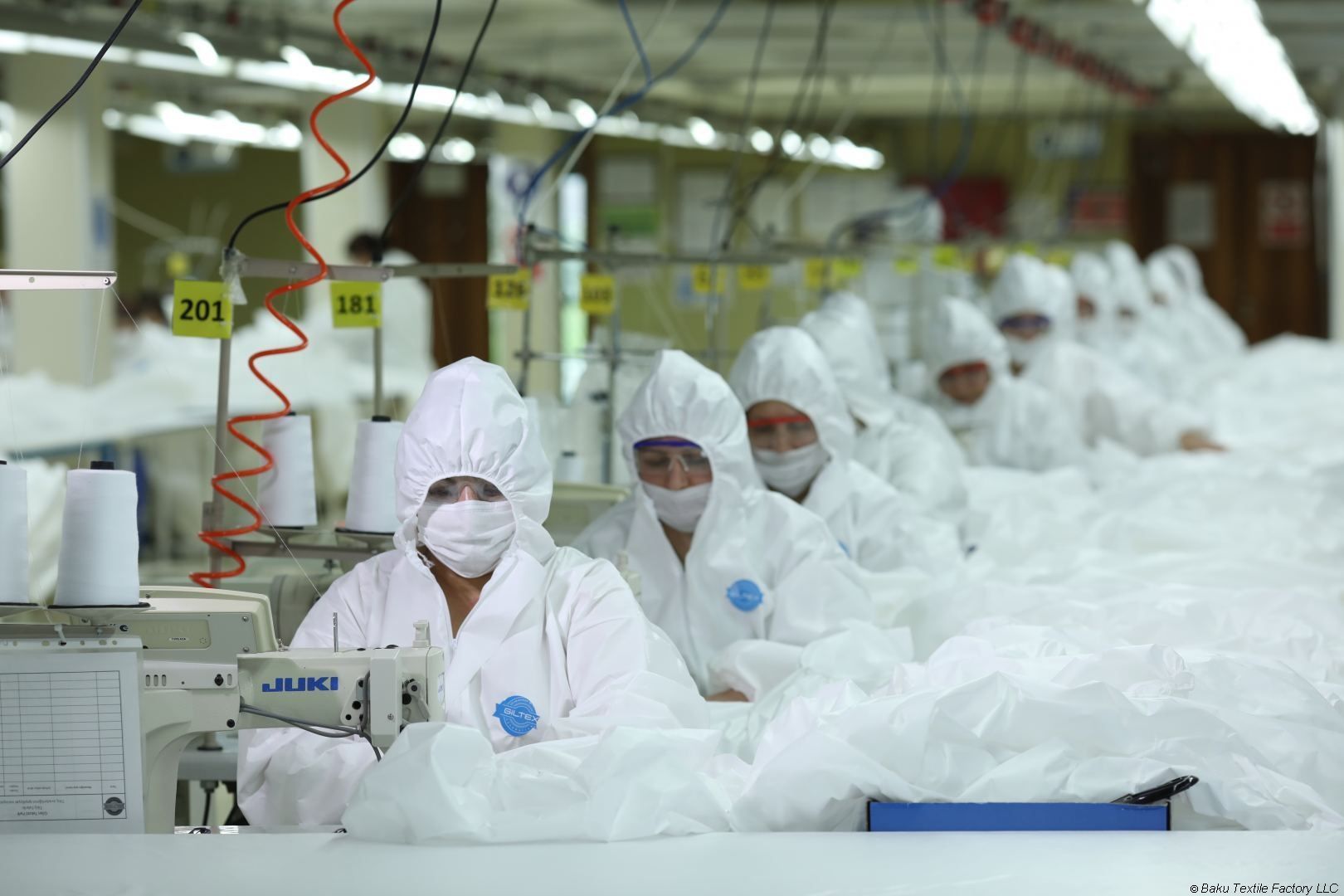 Azerbaïdjan : 400 000 masques médicaux sont fabriqués chaque jour dans l'Usine textile de Bakou (PHOTO)