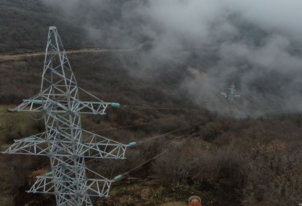 L'entreprise « Azerenerji », fournisseur d'électricité en Azerbaïdjan, pose une ligne à haute tension à Choucha (VIDEO)