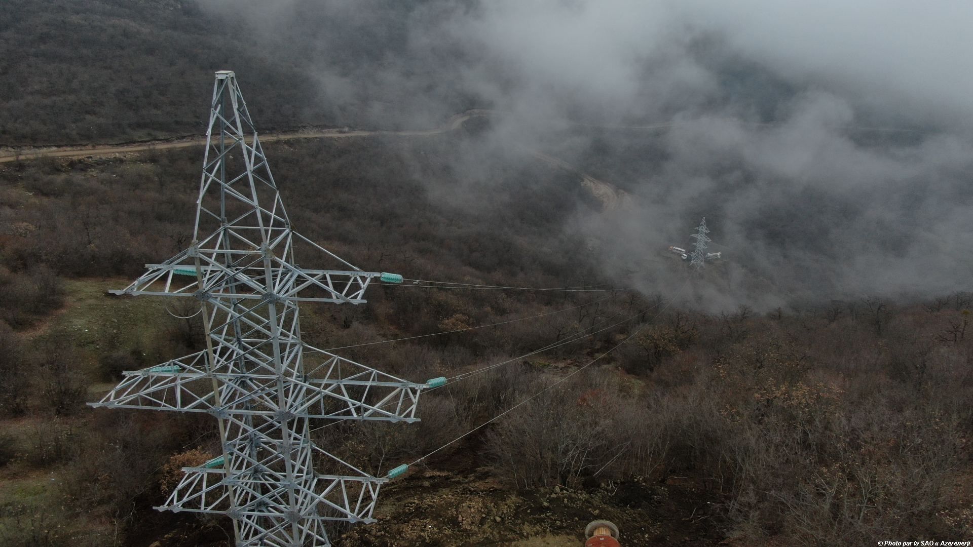 L'entreprise « Azerenerji », fournisseur d'électricité en Azerbaïdjan, pose une ligne à haute tension à Choucha (VIDEO)