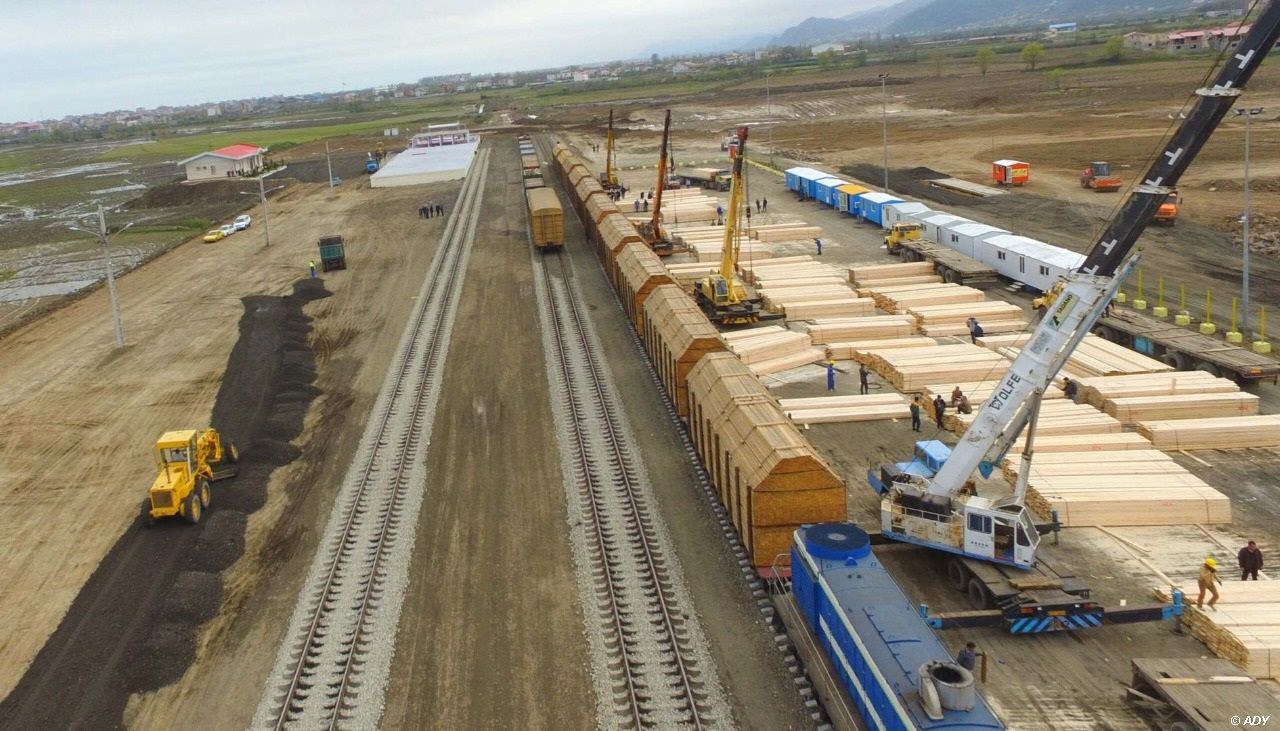 L´Iran et l'Azerbaïdjan signent un mémorandum d'accord destiné à donner un nouvel élan au développement de la coopération dans le domaine ferroviaire (PHOTO)