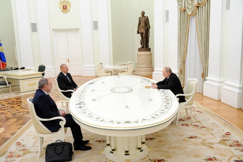 Le président azerbaïdjanais, le président russe et le premier ministre arménien signent une déclaration