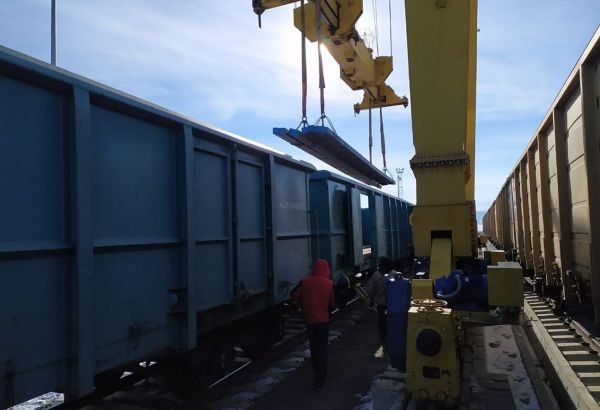 L´Azerbaïdjan commence à transporter des structures métalliques vers la Turquie via la ligne ferroviaire Bakou-Tbilissi-Kars (PHOTO)