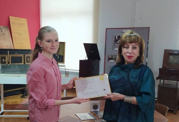 Une jeune actrice azerbaïdjanaise reçoit une médaille de la part de Denis von Meck, descendant de Pyotr Tchaikovsky (PHOTO)